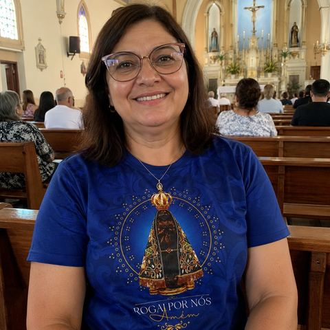 Devoto 1 usando a Camisa Devocional de Nossa Senhora Aparecida