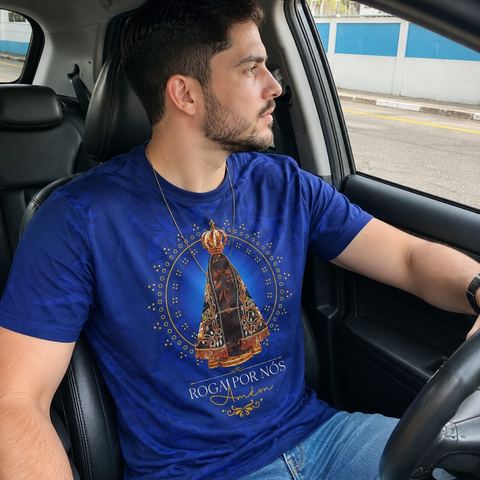Devoto 3 usando a Camisa Devocional de Nossa Senhora Aparecida
