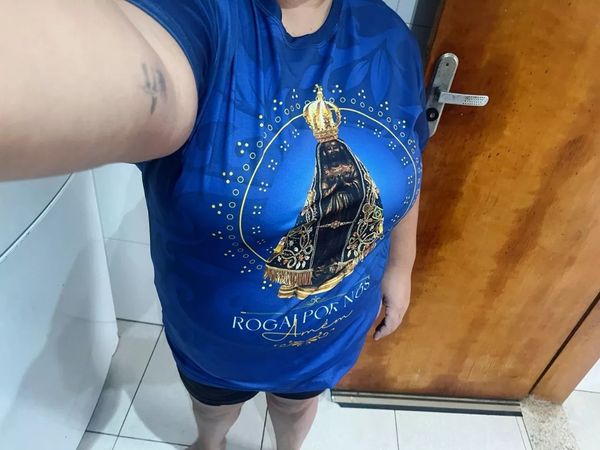 Devoto 6 usando a Camisa Devocional de Nossa Senhora Aparecida
